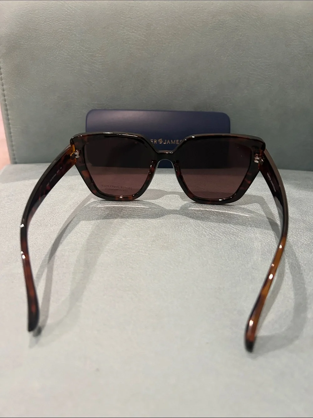 Draper James RSVP DJ9023 sunglasses feature a signature feminine cat-eye frame